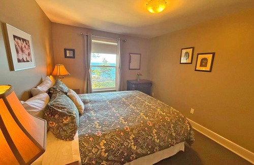 Regional District of Nanaimo Hotel | Oceanfront Suite with Relaxing Tub & Private Bath - Rm 6