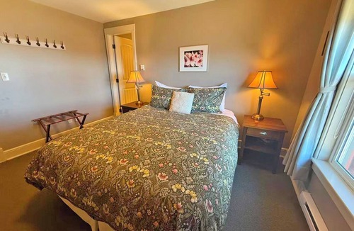 Regional District of Nanaimo Hotel | Oceanfront Suite with Relaxing Tub & Private Bath - Rm 6