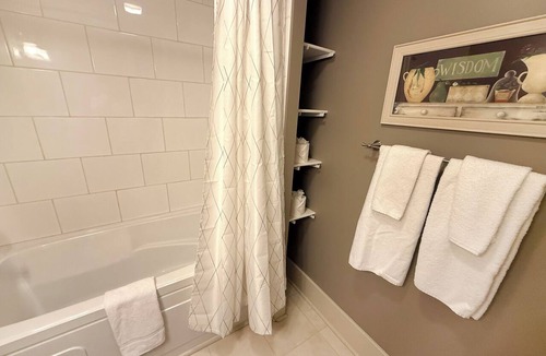 Regional District of Nanaimo Hotel | Oceanfront Suite with Relaxing Tub & Private Bath - Rm 5