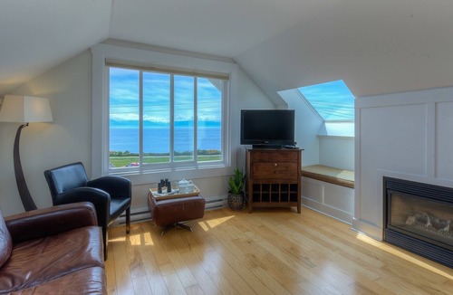 Fairfield House | Oceanfront Townhouse - close to downtown ***PET FRIENDLY***