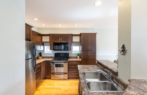 Fairfield House | Oceanside Getaway close to downtown *PET FRIENDLY*