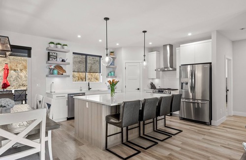 Shannon Lake House | Okanagan Getaway with Salt Water Hot Tub!