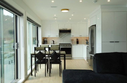 Central Okanagan Apartment | Okanagan Lake Luxury Suite with Kitchen Accommodations across the Lake