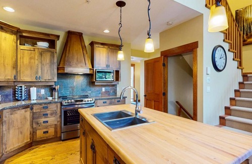 Snow Pine Estates House | Okanagan - Snowbanks 2