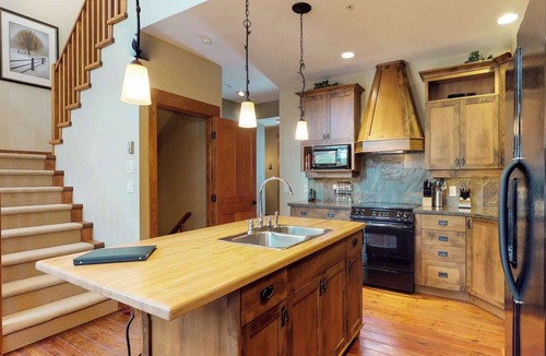 Snow Pine Estates House | Okanagan - Snowbanks 3