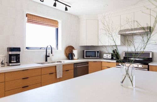 Prince Edward House | Old Milford - Modern Home 5 Minutes from Picton