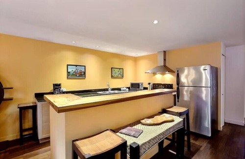 Chinatown Apartment | Old Montreal, lovely quiet location
