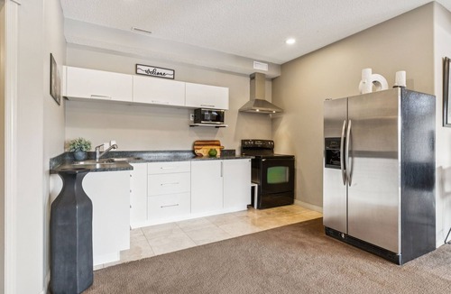 Cochrane House | On Bow River & Pathways-Serene & Relaxing