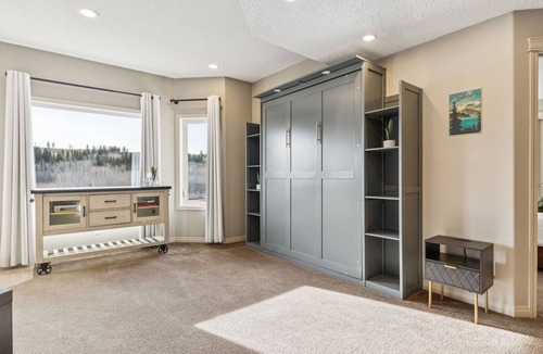 Cochrane House | On Bow River & Pathways-Serene & Relaxing