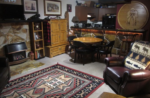 Fernie Condo | On Hill, Luxury King Bed, Daylodge Ski Locker! 2 baths, hot tubs,