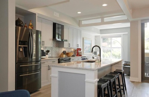 South Pandosy House | On the water, sleeps 12-14 people, with pool!