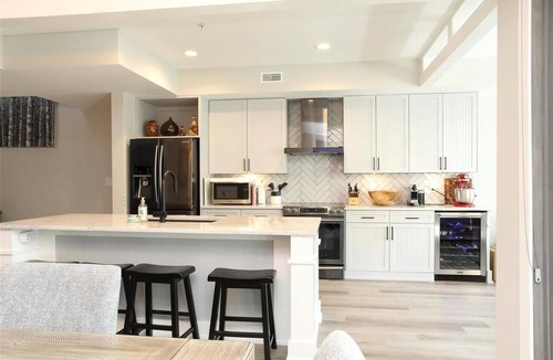 South Pandosy House | On the water, sleeps 12-14 people, with pool!