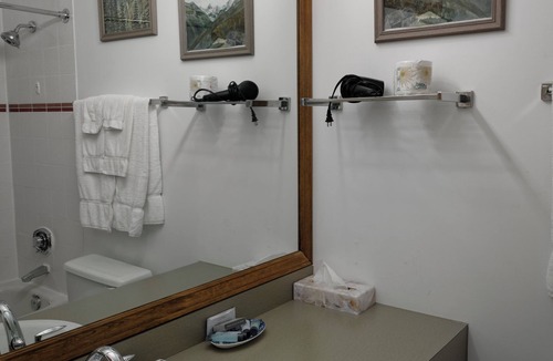 Liscomb Hotel | One Queen Bedded Main Lodge Hotel Room at Liscomb