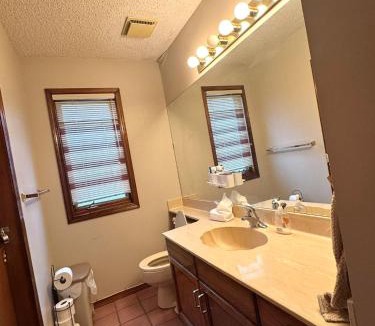 Northwest Calgary House | Only 7 km from YYC Sandstone Homestay