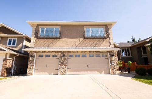 South Lethbridge Villa | Opulent Oasis
