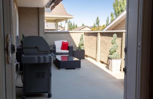 South Lethbridge Villa | Opulent Oasis