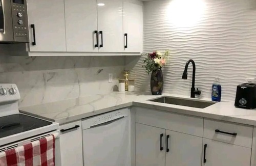 Oshawa Apartment | Oshawa Getaway!