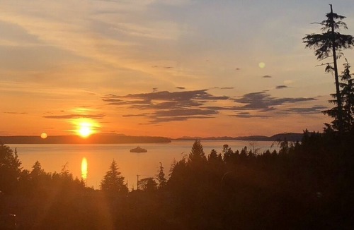 Powell River House | Outdoor space, a view, and pet friendly!