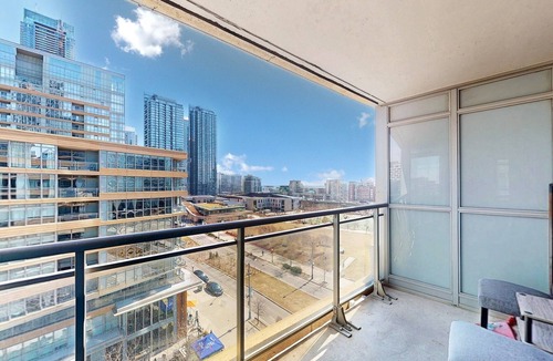Wellington Place Apartment | Over 1000 SF Condo, free parking