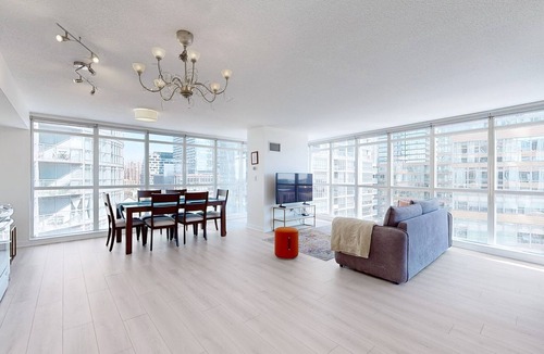 Wellington Place Apartment | Over 1000 SF Condo, free parking