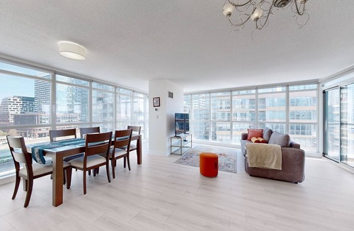 Wellington Place Apartment | Over 1000 SF Condo, free parking