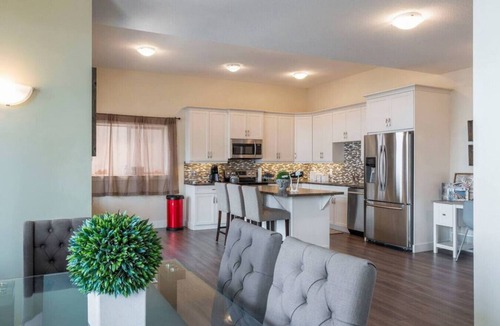 Foothills Apartment | OWAV - Lower · Oh What A View! Lower Suite - Sleeps 6