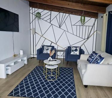 Jasper Place House | P&N Suites - DELUXE QUEEN ROOM- LONDON-Renovated