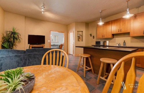 East Kootenay Hotel | Paddlers Inn - Guide's Suite | Rustic | Charming