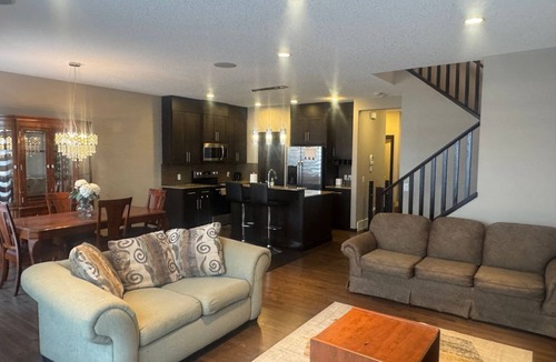 Panorama Hills House | Panorama Haven! Few mins to YYC Airport and other amenities