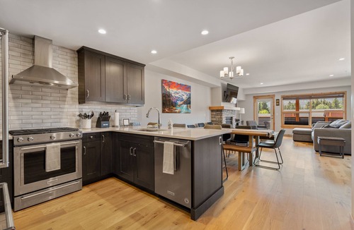 Canmore Condo | Panorama Rocky Views! Luxurious condo, w/Hot Tub, Spring Creek, Downtown