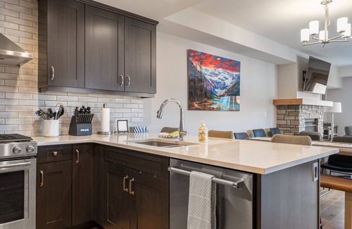 Canmore Condo | Panorama Rocky Views! Luxurious condo, w/Hot Tub, Spring Creek, Downtown