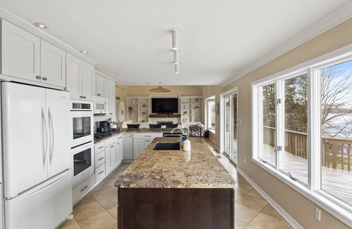 Rushville House | Panoramic Views from All 3 Floors - Sleeps 9 - Perfect for Groups & Families