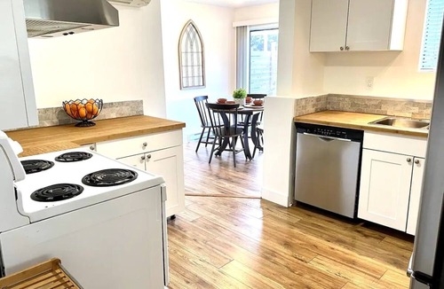 Saanich East Apartment | PEACEFUL 2BR OASIS WITH A LARGE PRIVATE YARD
