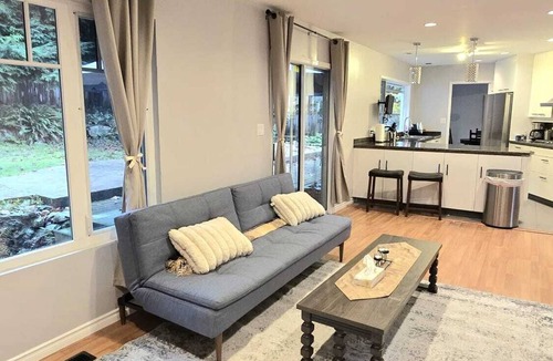 Upper Lonsdale House | Peaceful and Spacious Room with shared kitchen and bathroom in North Vancouver