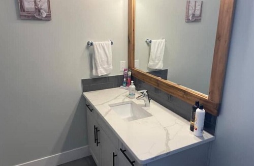 Castlegar House | Peaceful & close to skiing/lakes