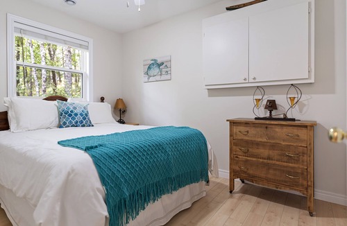 Onslow Cottage | Peaceful Lakeside Retreat w/Starlink