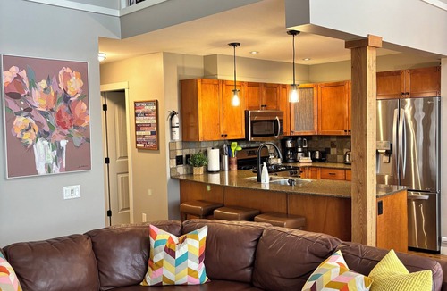 Central Okanagan Cottage | Peaceful Lakeview cottage, LaCasa resort, Okanagan lake, short walk to pool.