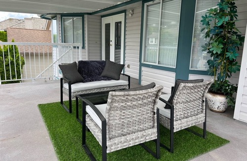 Maple Ridge House | Peaceful Large Modern Home 3 BRD 2 Bath + Kitchen