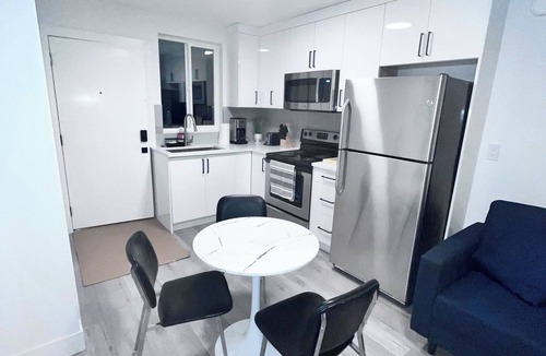 Delta House | Peaceful Modern Garden Suite Near Van & YVR