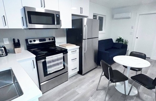 Delta House | Peaceful Modern Garden Suite Near Van & YVR