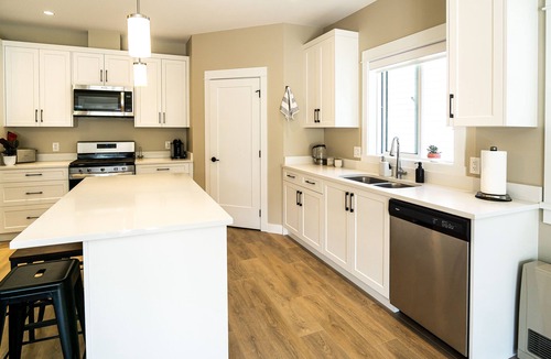 Langford House | Peaceful New Build Home, Close to Golf, Beach, Galloping Goose, Downtown