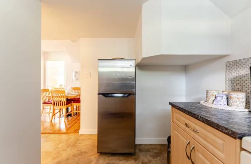 North Vancouver Apartment | Peaceful North Vancouver suite with easy access to the city and nature.
