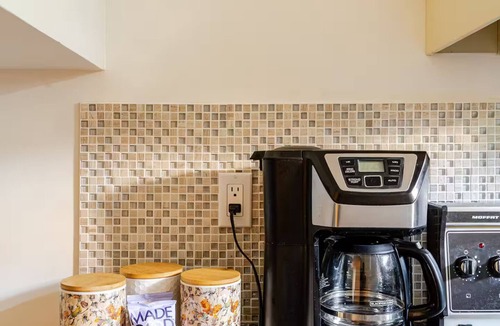 North Vancouver Apartment | Peaceful North Vancouver suite with easy access to the city and nature.