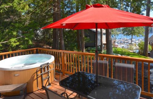 Irvines Landing Hotel | Pender Harbour Resort & Marina