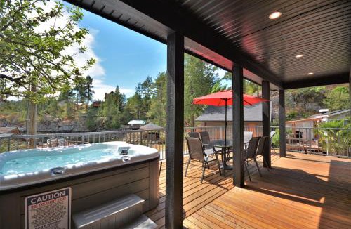 Irvines Landing Hotel | Pender Harbour Resort & Marina
