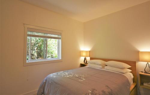 Irvines Landing Hotel | Pender Harbour Resort & Marina