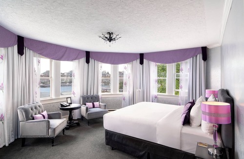 Inner Harbour Hotel | Pendray Inn & Tea House
