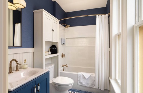 Inner Harbour Hotel | Pendray Inn & Tea House