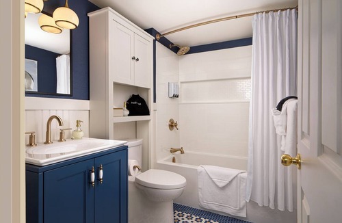 Inner Harbour Hotel | Pendray Inn & Tea House