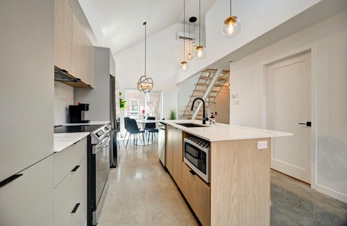 Pointe-Saint-Charles Apartment | Penthouse Downtown 2BR 2BA Private Roof Terrace presented by TripMontreal